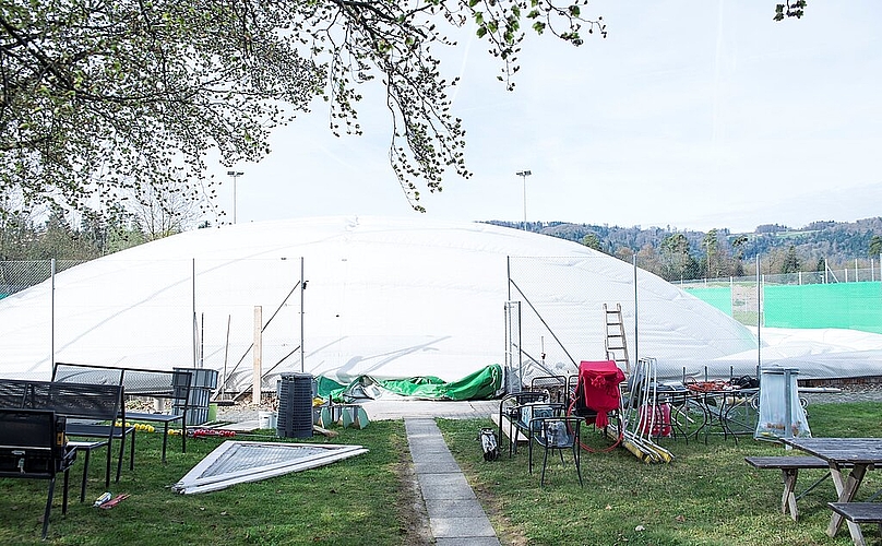 Langsam fällt die Halle in sich zusammen.
