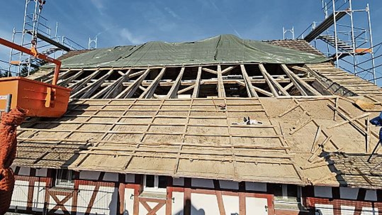 Dachsanierung sowie Einbau einer Indach-Photovoltaikanlage auf dem Bürgerhof. zVg