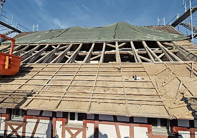 Dachsanierung sowie Einbau einer Indach-Photovoltaikanlage auf dem Bürgerhof. zVg