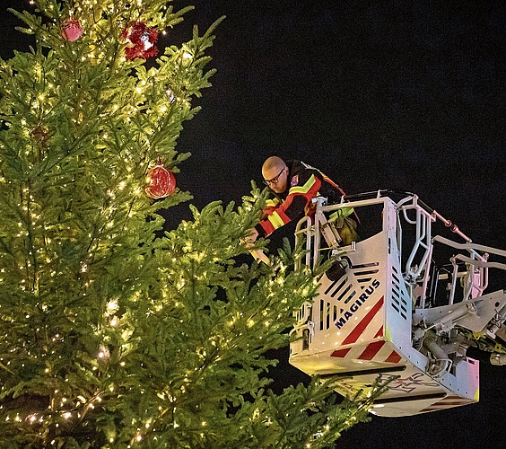 Mithilfe der Autodrehleiter wird der Schmuck aufgehängt. reg Mithilfe der Autodrehleiter wird der Schmuck aufgehängt. reg