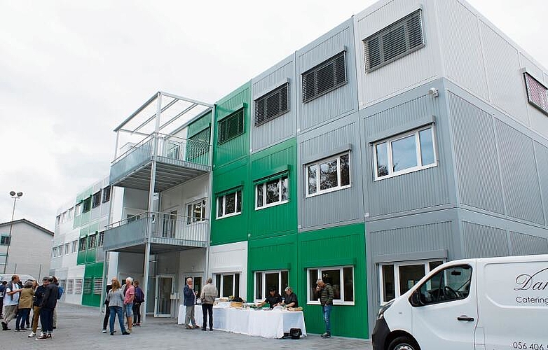 Das Containerprovisorium mit Farbgestaltung durch S + S. Peter Graf