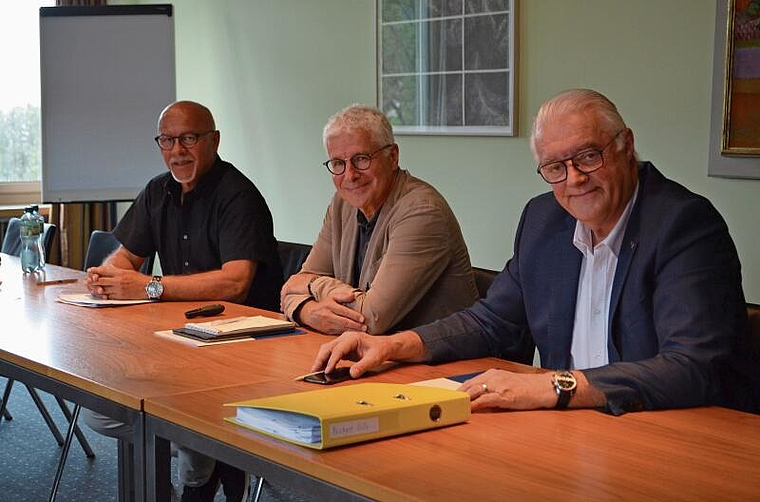 Sie erklären das Budget (v. l.) Martin Frey, Leiter Finanzen, Vizeammann Markus Maibach und Ammann Roland Kuster. ihk