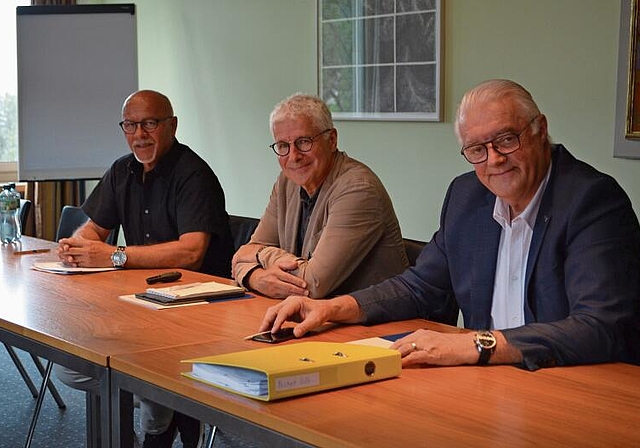 Sie erklären das Budget (v. l.) Martin Frey, Leiter Finanzen, Vizeammann Markus Maibach und Ammann Roland Kuster. ihk