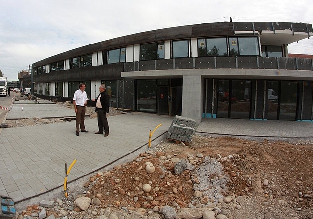 EWW-Betriebsleiter Peter Wiederkehr und Gemeinderat Roland Kuster vor dem Neubau Fohrhölzli, der am 24. September bezogen wird. Foto: bär