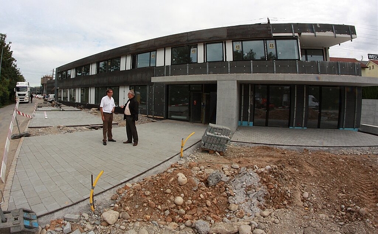 EWW-Betriebsleiter Peter Wiederkehr und Gemeinderat Roland Kuster vor dem Neubau Fohrhölzli, der am 24. September bezogen wird. Foto: bär