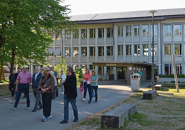 Die Photovoltaikanlage ist auf dem Dach des Schulhauses Schibler angebracht, wovon sich die Gäste bei der Besichtigung überzeugen konnten. Irene Hung-König