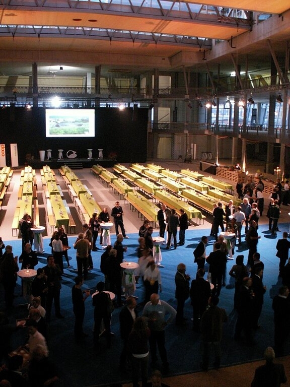 In der grossen Halle, der sogenannten Arena, fand die Aufrichte statt. Fotos: ska