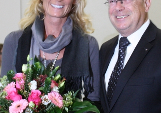Susanne Schläpfer bekommt von ihrem Vorgänger Walter Benz Blumen.Foto: bär
