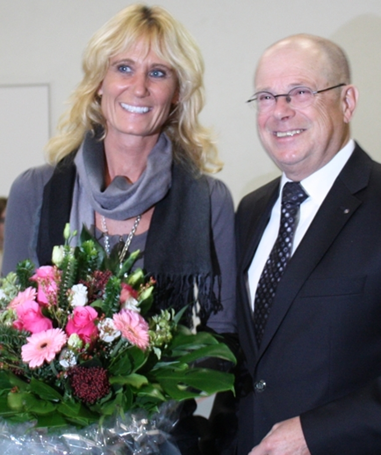 Susanne Schläpfer bekommt von ihrem Vorgänger Walter Benz Blumen.Foto: bär