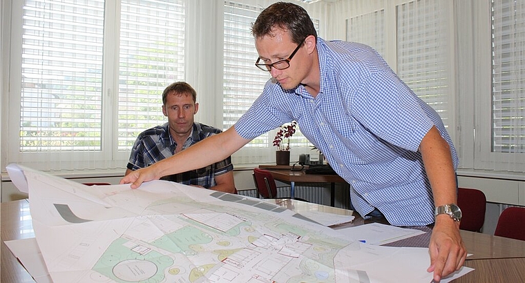 Gemeinderat Peter Muntwyler und Bauverwalter Oliver Lovisetto (r.).Foto: bär