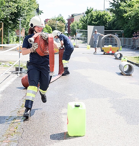 Löschübung: Der Schlauch muss um Hindernisse ausgerollt werden.