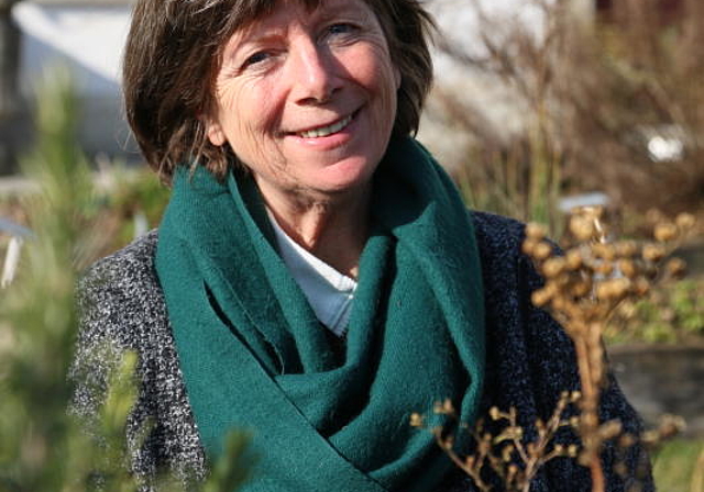 Fastenbegleiterin Maddy Hoppenbrouwers im Medizinalgarten des Klosters Wettingen.(Melanie Bär)