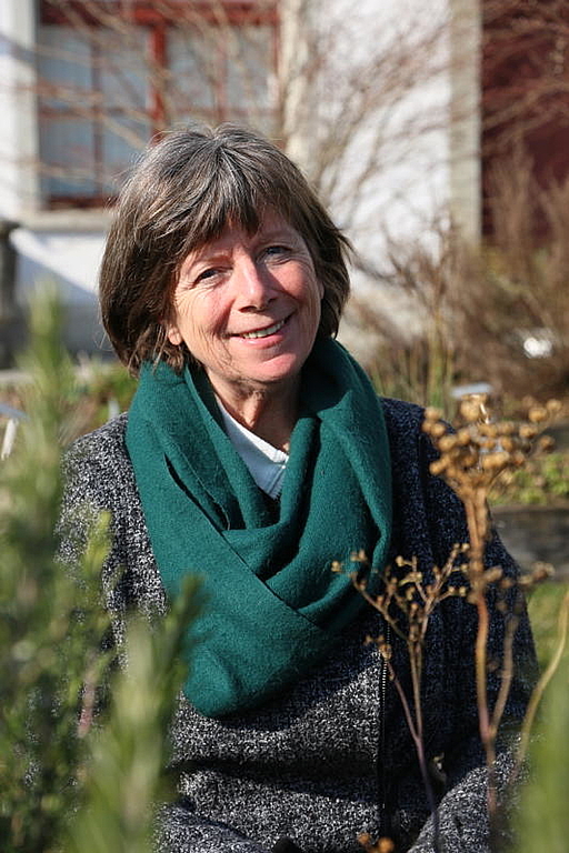 Fastenbegleiterin Maddy Hoppenbrouwers im Medizinalgarten des Klosters Wettingen.(Melanie Bär)