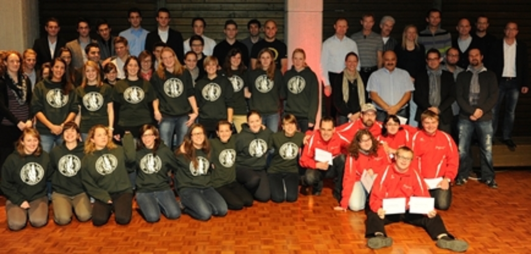 Die geehrten Sportler und Sportlerinnen 2011 der Gemeinde Wettingen. Foto: awa
Die geehrten Sportler und Sportlerinnen 2011 der Gemeinde Wettingen. Foto: awa