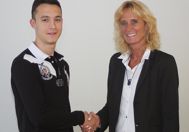 Marco Takac bedankt sich bei Gemeindepräsidentin Susanne Voser, die im Namen der Stiftung den Unterstützungsbeitrag zusagte. Foto: bärMarco Takacs Traum ist es, später in der Nationalliga vor Millionen-Publikum zu spielen.Foto: zVg