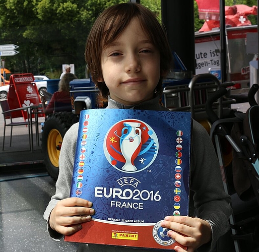 Filip mit seinem Sticker-Album.

