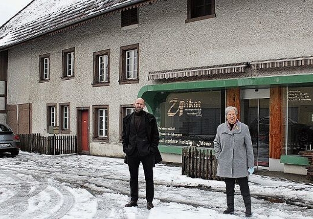 Bei der alten Chilemetzg in Würenlos beginnt nächste Woche der Rückbau. Im Bild: Martin Leder und Verena Zehnder. Rahel Bühler