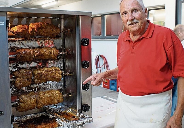 Grilleur Albert Egli ist für den Braten zuständig.pg