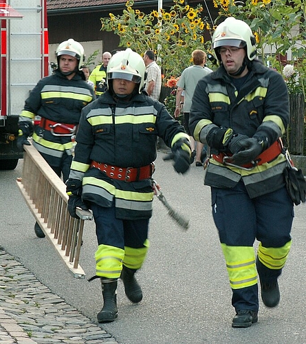Die kurze Leiter für die Personenrettung aus dem Erdgeschoss-Fenster.
