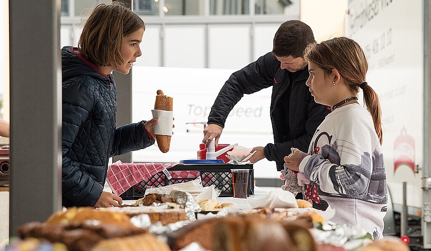 In der Festwirtschaft gibt es allerlei Leckereien für die Besucher. (Barbara Scherer)
