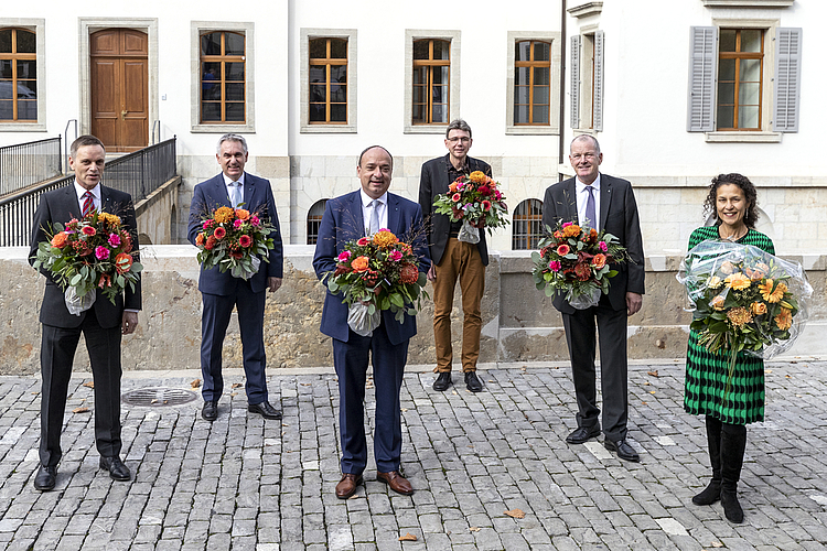Der neue Regierungsrat (v.l.): Jean-Pierre Galatti (SVP), Alex Hürzeler (SVP), Markus Dieth (CVP), Dieter Egli (SP), Stephan Attiger (FDP), Staatsschreiberin Vincenza Trivigno. 
