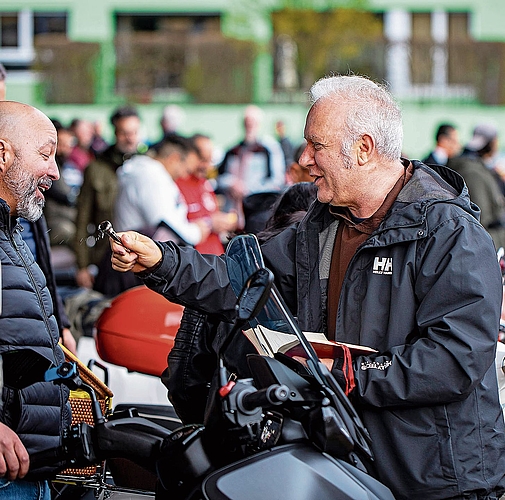 «Bruder Martino» segnet die Vespas. 
