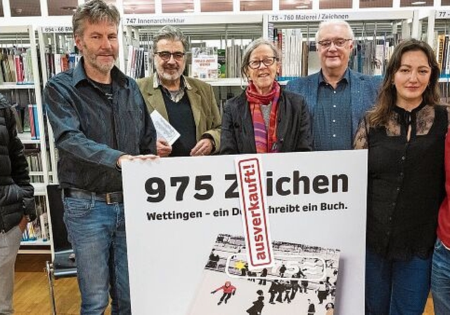 Buchvernissage von «975 Zeichen»: Matthis Beck, Grafiker, Roger Wessner, Drucker, Philippe Rey, Gemeinderat und Initiant des Buches, Marie-Louise Reinert, Mitarbeiterin am Buchprojekt, Roland Kuster, Gemeindeammann, Vlora Mulaku und Reto Buchmann, 