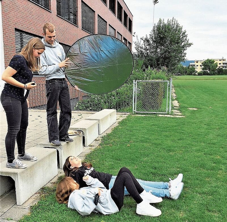 Sich in Szene setzen: Jugendliche lernen, wie sie Fotos fürs Netz machen. (Bild: zVg)