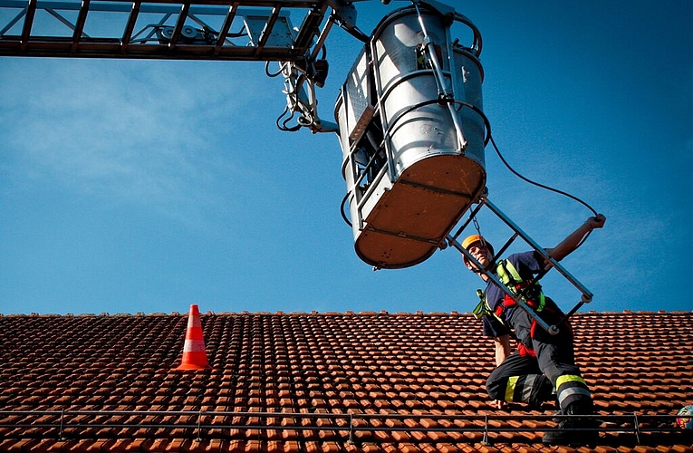 Auf dem Dach wurde die Absturzsicherung der Feuerwehrleute geübt.
