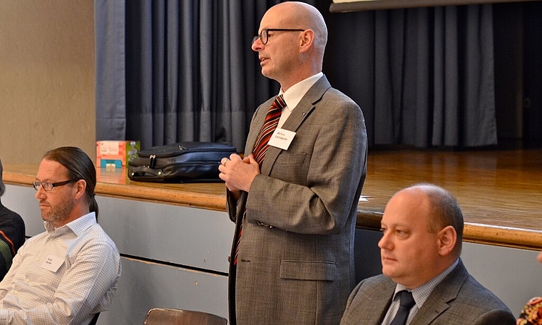Projektleiter Markus Leimbacher (stehend)informierte die Facharbeitsgruppen über den Ablauf der kommenden Monate. Umrahmt wird er vom Killwangener Ammann Alois Greber (l). und vom Spreitenbacher Ammann Valentin Schmid. Foto: sw
