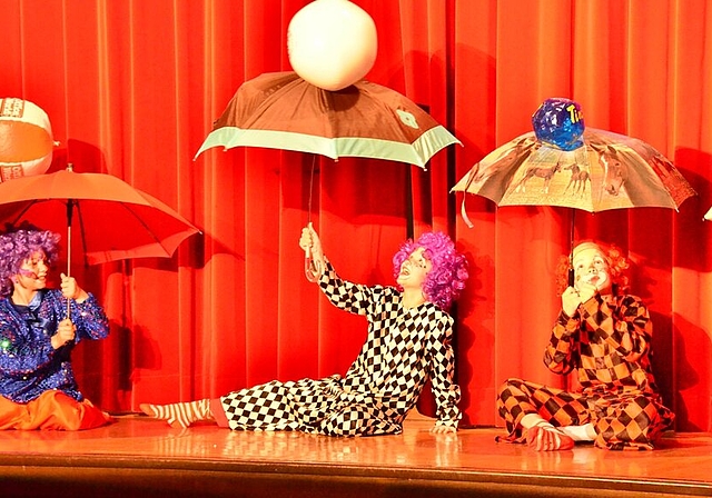 Die Auftritte der Kinder begeisterten die über 200 Zuschauer der Zirkus-Show. Das diesjährige Motto «Zirkus» sprach viele Kids an. Sozialdiakon und Zirkusdirektor Michael Schatzmann. Total stark! Acht verschiedene Nummern studierten die Kinder ei