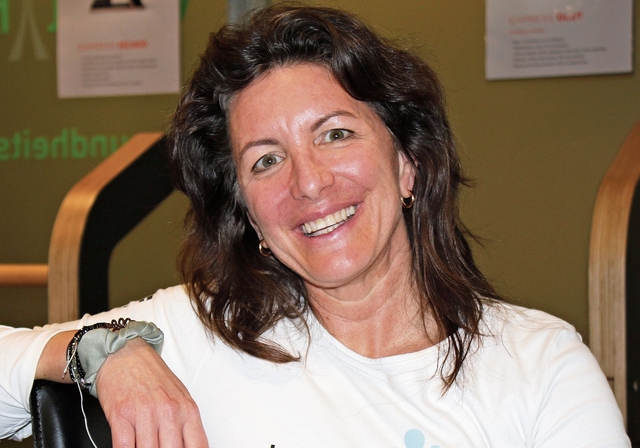 Claudia Berglas Bühler, Craniosacral-Therapeutin«Mit einfachen Übungen kann man sich selbst entspannen. Um Verspannungen beim Kiefer zu lösen, hilft es zum Beispiel, beide Hände auf den Unterkiefer zu legen, sodass der Mittelfinger in etwa auf d