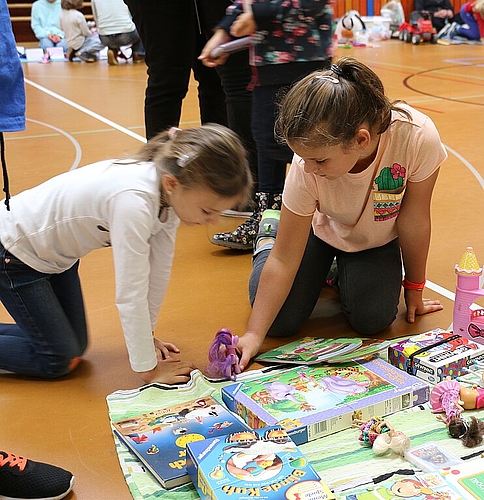 Yara (r.) verhandelt an ihrem Stand.