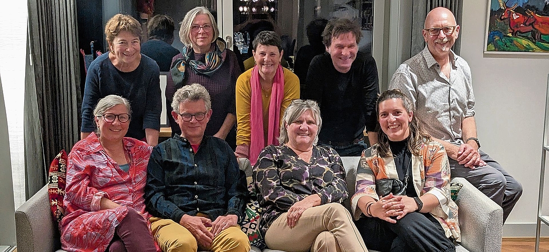 Auf einem Sofa sitzen Künstlerinnen, Künstler und Initianten.Bild: Marlene Kalt Auf einem Sofa sitzen Künstlerinnen, Künstler und Initianten.Bild: Marlene Kalt