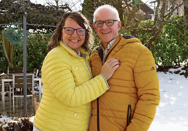 Haben das Lachen nicht verloren Kathrin und Stefan Kalt in ihrem Garten. Melanie Bär