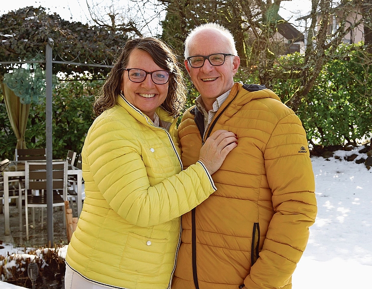Haben das Lachen nicht verloren Kathrin und  Stefan Kalt in ihrem Garten. Melanie Bär