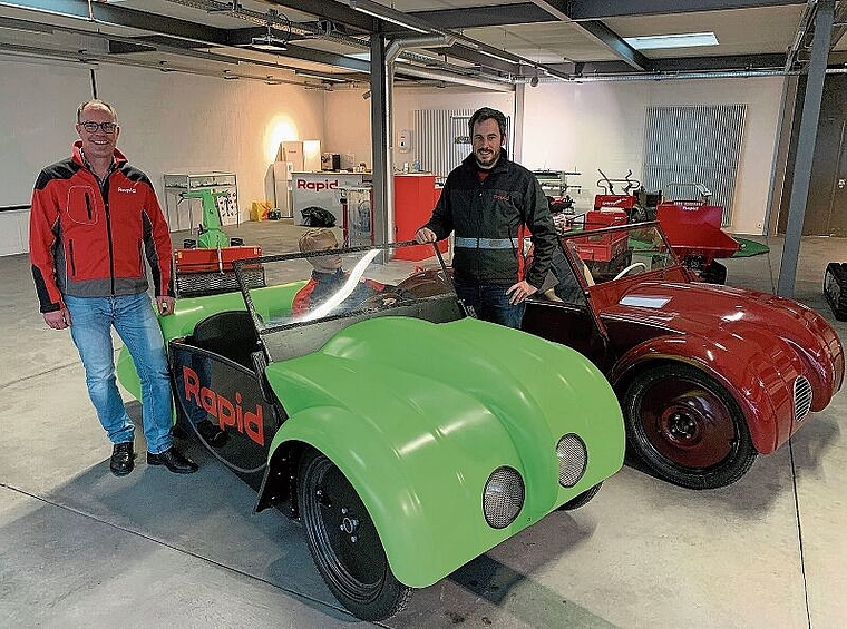 Sie sind stolz: Lukas Zumsteg und Timo Waser (v.l.) mit dem alten und dem neuen Modell der «Rapid Voiturette». (Bild: Sibylle Egloff)