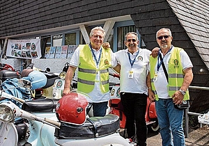 Präsident Antonio Vergari, Vizepräsident Nicolo Gandolfo und Kassier Nicola Giannola (v.l.) kurz vor dem Start des Corsos.Gaby Kost