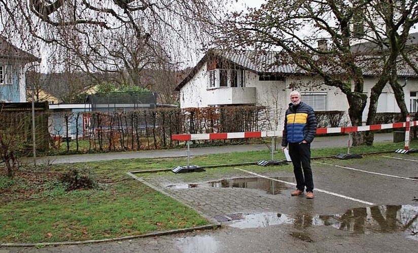 Lutz Fischer steht dort, wo das Kirchgemeindehaus gebaut werden soll. Melanie Bär