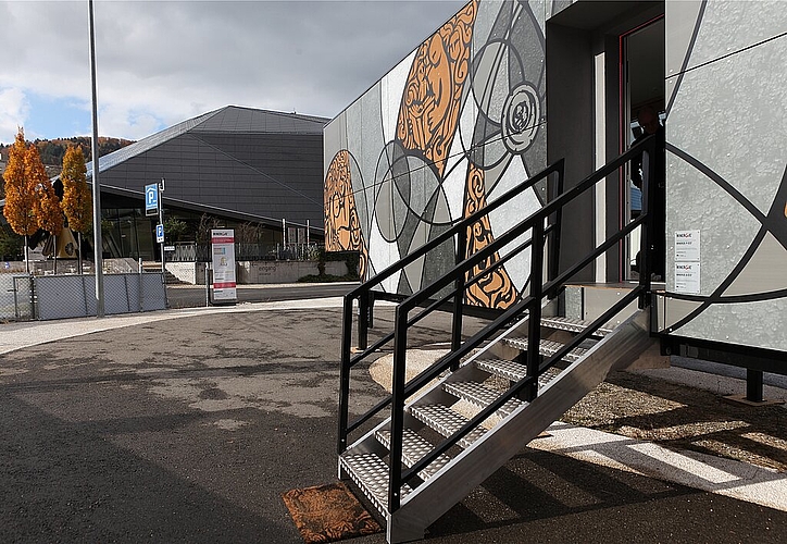 Das Minergie-Haus <em>steht direkt neben der Umwelt-Arena. (zVg)</em>
