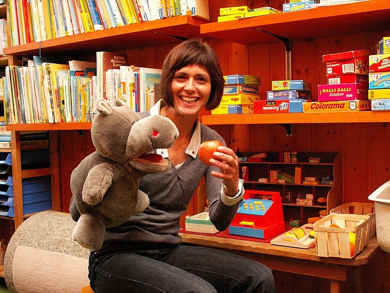 Logopädin Pia Schnider hilft zusammen mit Nili dem Nilpferd Kindern mit Sprachschwierigkeiten. Bild: ska