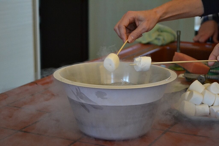 Marshmallows wird im flüssigen Stickstoff so fest wie eine Glace. Marshmallows wird im flüssigen Stickstoff so fest wie eine Glace.