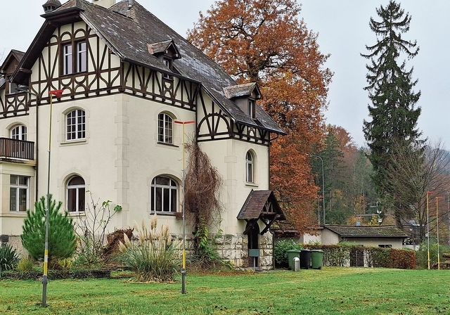 Dort, wo die Bauprofile stehen, sollen die Container aufgebaut werden.   Irene Hung-König