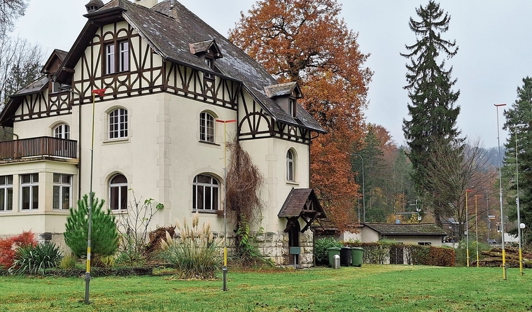 Dort, wo die Bauprofile stehen, sollen die Container aufgebaut werden. Irene Hung-König