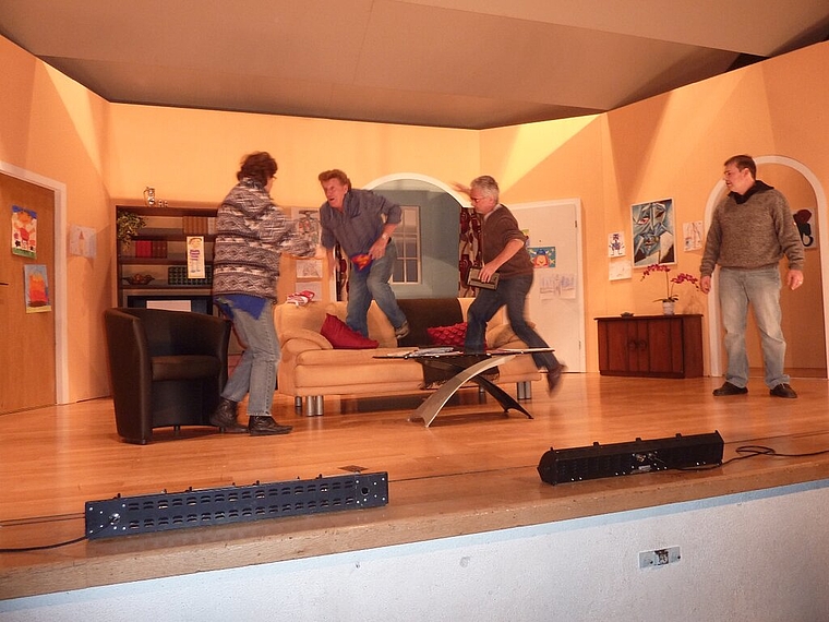 Im neuen Stück der Theatergesellschaft geht es drunter und drüber.  Foto: zVg