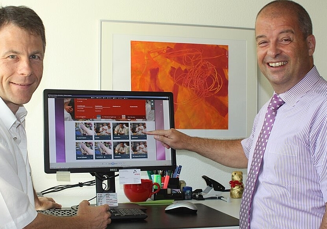 Informatiker Hakan Erci (l.) und Arwo-Geschäftsführer Roland Meier arbeiten an der barrierefreien Homepage. Foto: zVg