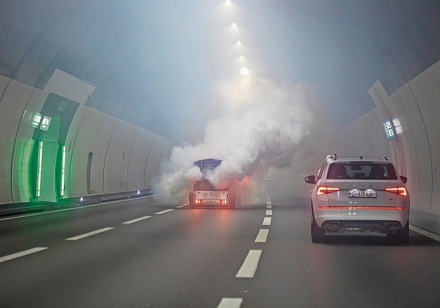Die simulierte Rauchquelle auf dem Versuchsanhänger produziert pro Aggregat bis zu 340 m3/min rückstandsfreien und ungiftigen Rauch.