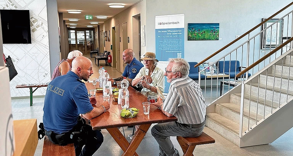 Mike Locher (l.), David Archer im Gespräch mit der Spreitenbacher Bevölkerung. zVg Mike Locher (l.), David Archer im Gespräch mit der Spreitenbacher Bevölkerung. zVg