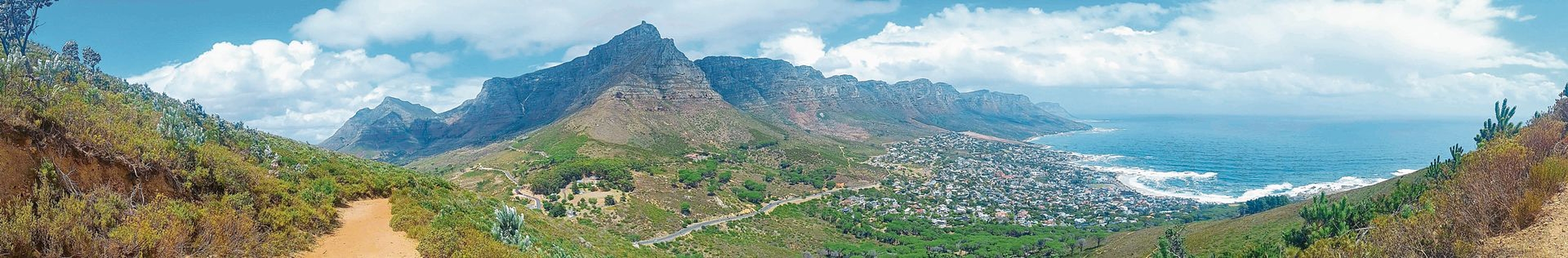 Vom Pipetrack-Wandweg aus sieht man den Strand von Camps Bay, die 12-Apostle-Bergkette und den Tafelberg mit der Bergstation, das Wahrzeichen Südafrikas, das wegen seiner flachen Oberseite nicht zu verkennen ist. Jijo Ganesan