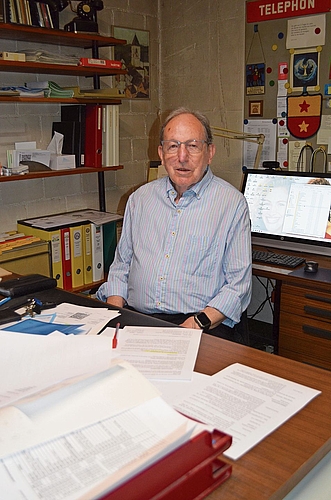 Franz Mazenauer sitzt an seinem Bürotisch im Keller. Irene Hung-König Franz Mazenauer sitzt an seinem Bürotisch im Keller. Irene Hung-König